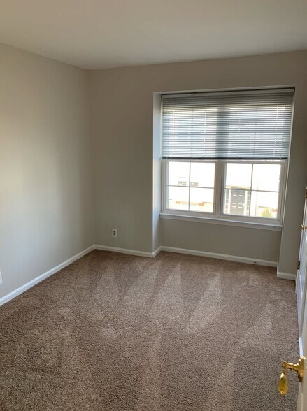 Building Photo - 1217 Villa Ln