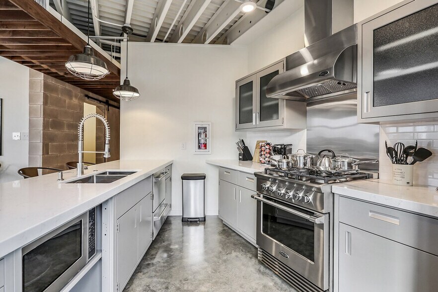 Building Photo - 527 St Joseph St