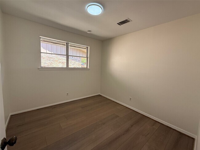 Building Photo - 10410 Barwood Dr