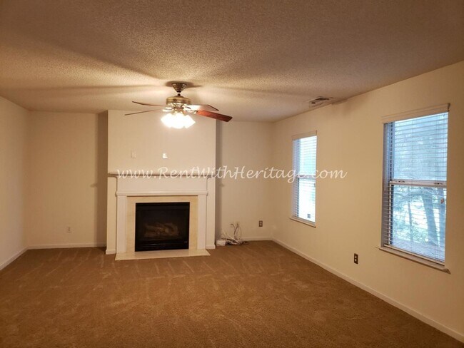 Building Photo - Gorgeous Brick Home with Golf Course / Lak...