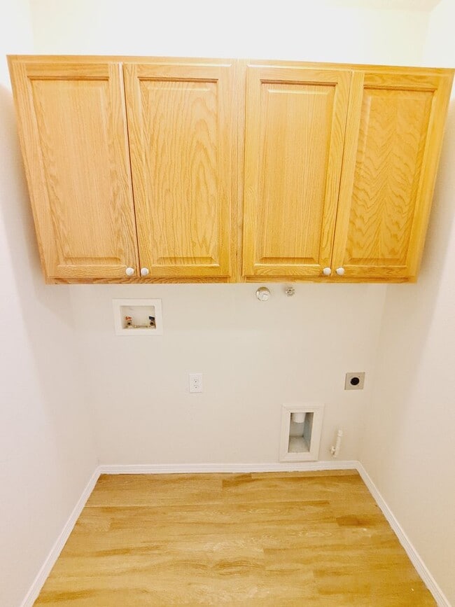 Building Photo - 3 bed 2 bath 1575 sq ft home