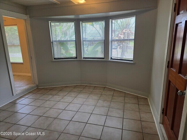 Building Photo - 1081 Ivanhoe St NW