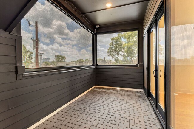 Building Photo - Stunning Salemtown Townhome With Fenced In Yard