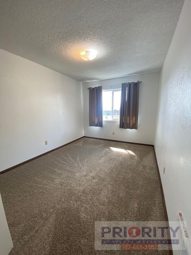 Building Photo - 3 bedroom, 2.5 bath 1,500 sqft Townhouse