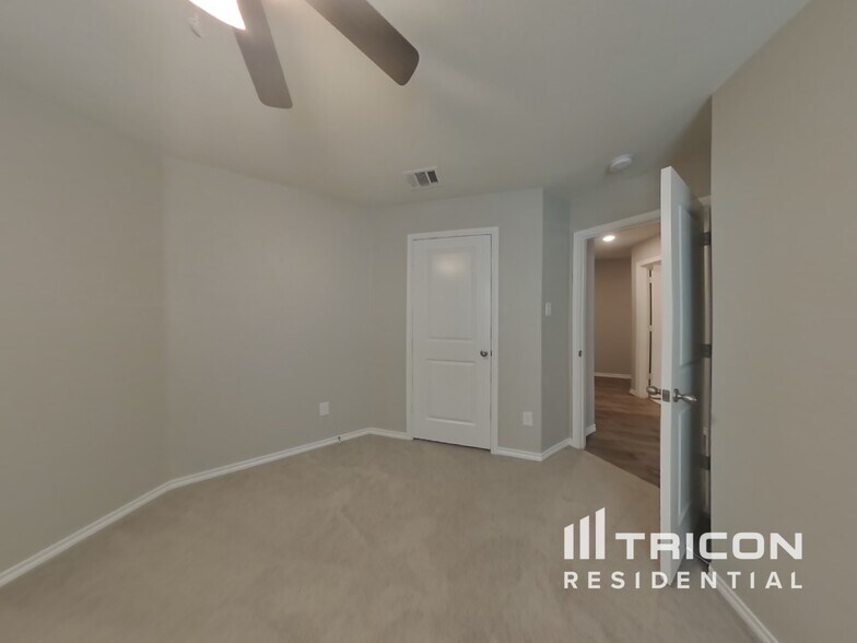 Building Photo - 2514 Henley Dr