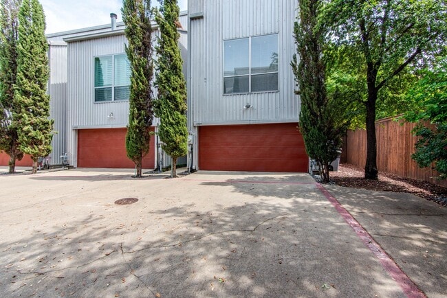 Building Photo - Stunning Contemporary 3-Story 3/2/2 Townhome in Oaklawn Gated Community!