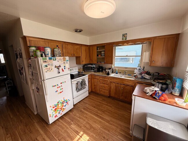 Building Photo - Spacious 5+bd/2.75 bath home on WWU bus route