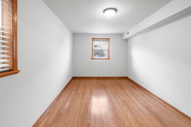 Building Photo - 2112 W Armitage Ave