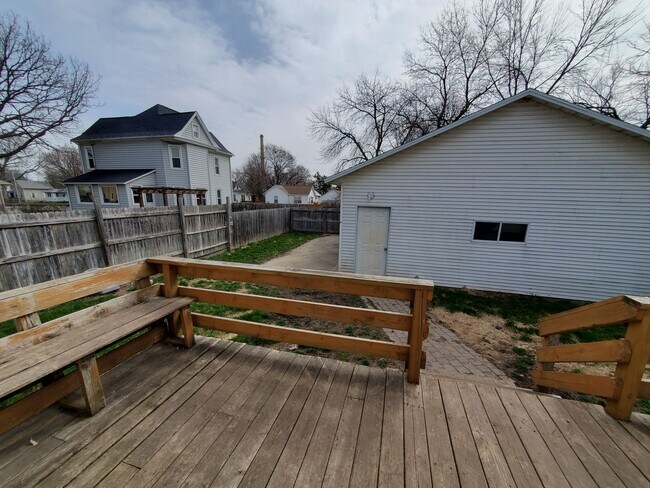 Building Photo - Huge 4 bedroom House with large garage