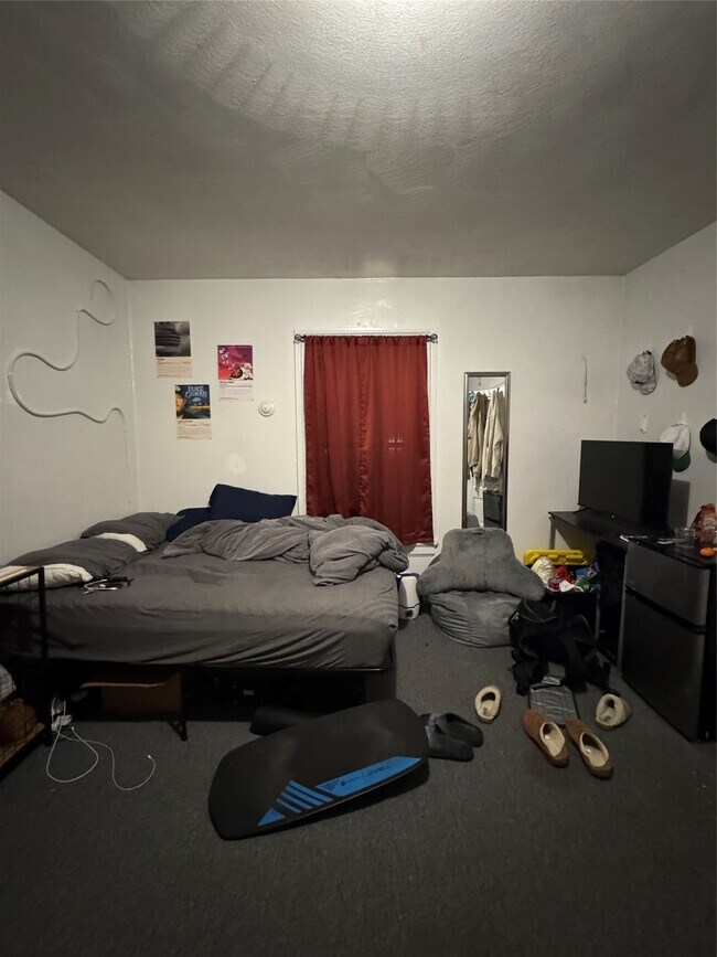 Building Photo - 121 Oak St