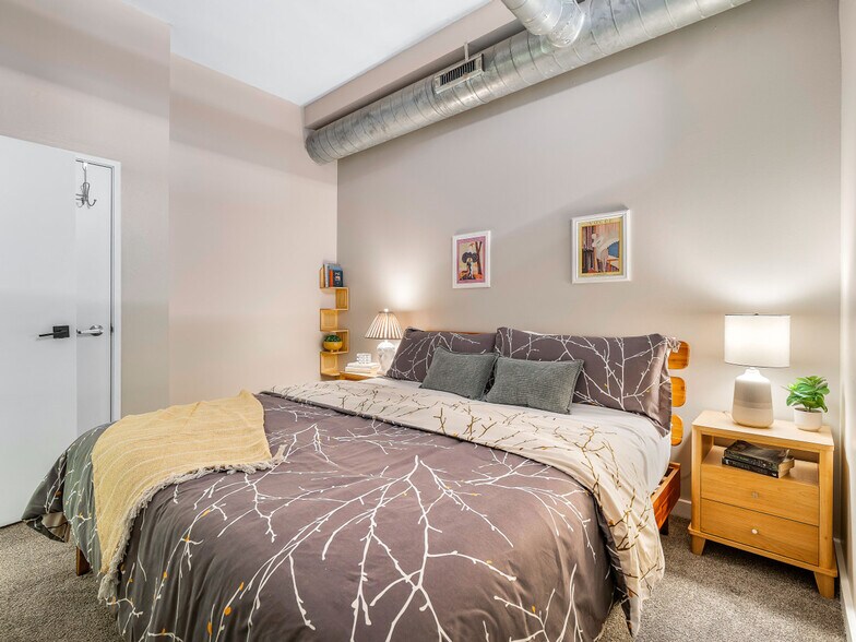 Building Photo - 1211 W 9th St