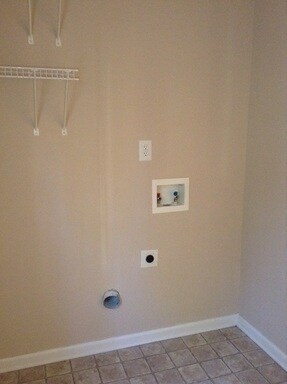 Building Photo - Available Now! 3 bed, 3 bath!