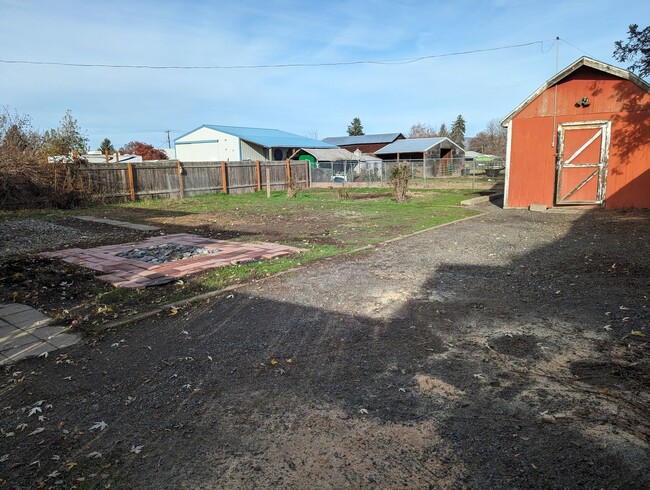 Building Photo - Light & bright 3 bedroom Orchards house