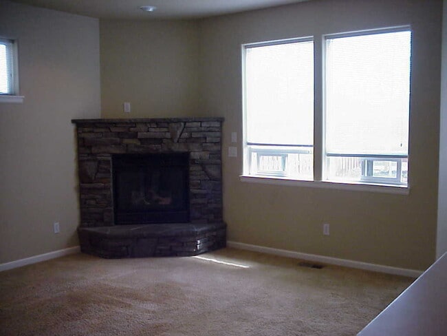 Building Photo - VIDEOTOUR: Stunning Home with Lots of Spac...