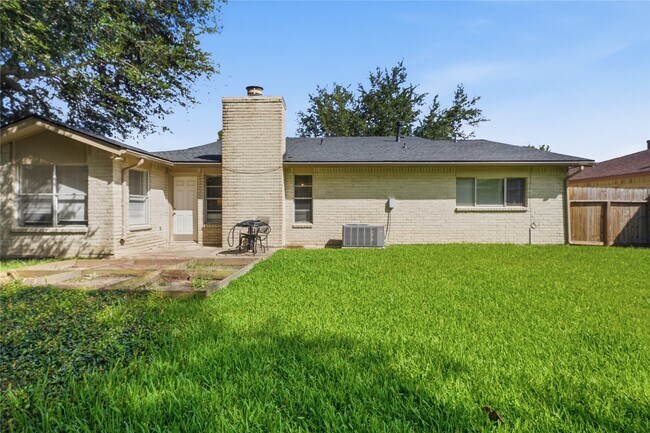 Building Photo - 466 El Toro Ln