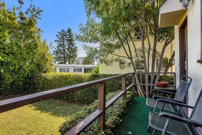 Building Photo - Stunning Townhome Style 2 bedroom with washer/dryer!