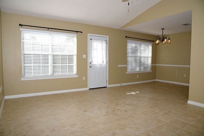 Building Photo - Charming 3 bedroom 2 bath home
