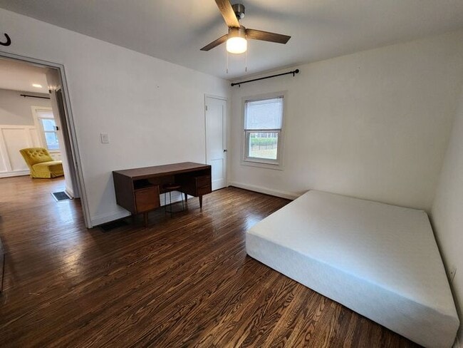 Building Photo - Beautiful and Spacious 3BR 2BA Home w/ Remodeled Kitchen • Patio & Fenced Yard in St. Matthews