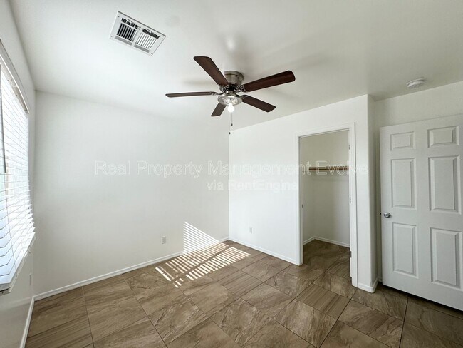 Building Photo - 10402 N 9th Ave