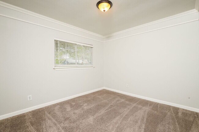 Building Photo - 2730 Bear Springs Dr