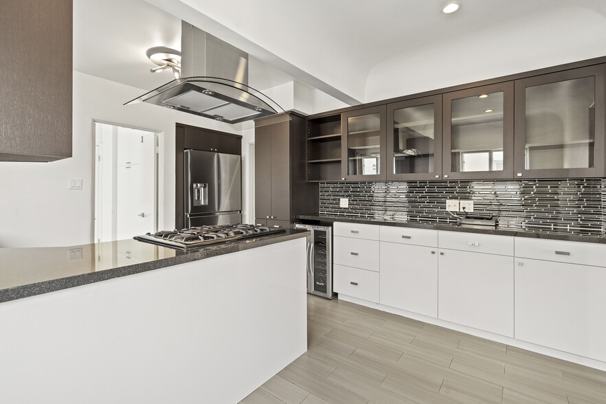 Kitchen Main Photo - 7930 W 4th St