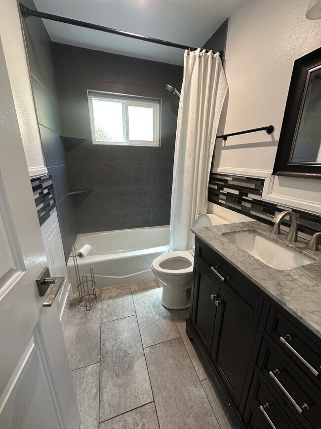 Building Photo - $5,250 - 4 Bed / 3 Bath Remodeled House in El Cajon