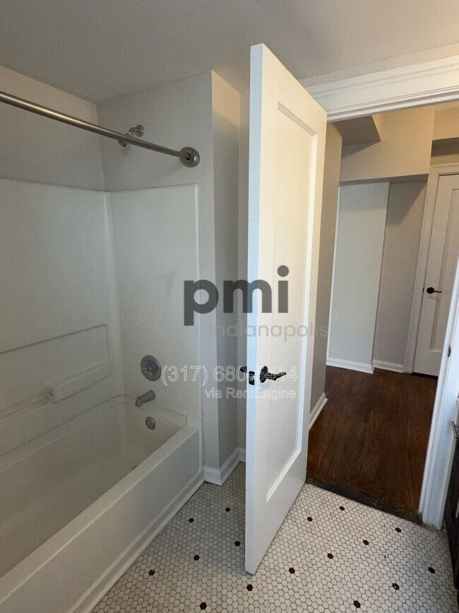 Building Photo - 1 W 28th St