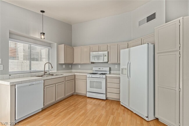 Building Photo - 2689 Rungsted St