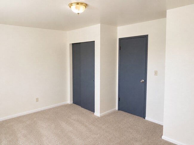Building Photo - 703 Woodford Ave N