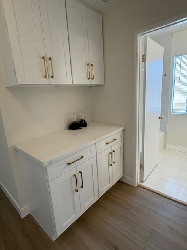 Building Photo - Updated 3 Bedroom Detached Home in Woodbri...