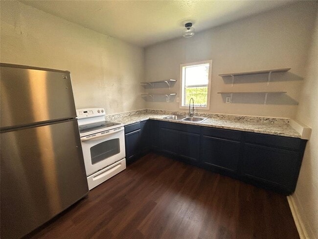 Building Photo - 400 Symes St