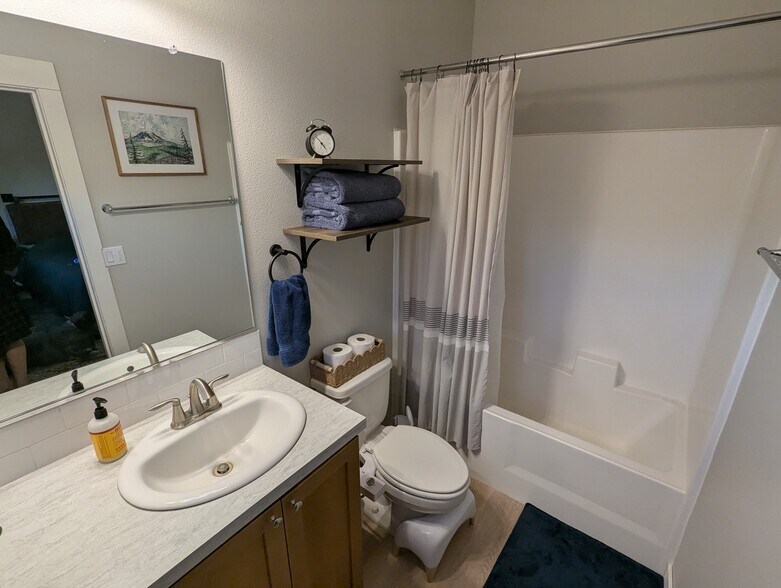 Building Photo - 342 Helens Ln