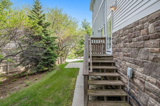 Building Photo - Clean Northwest 2 bed 2 Bath 2 Car Garage ...