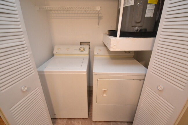 Building Photo - 1/1 Condo in GATED ~ LAKEFRONT community i...