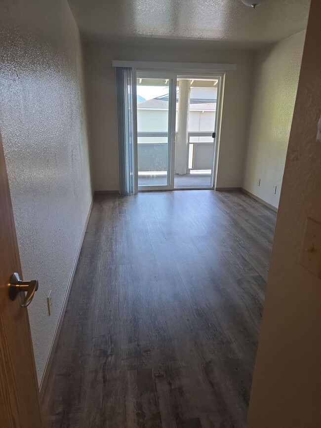 Building Photo - Over 1500 sqft! 3 bedroom 2 full bath suit...