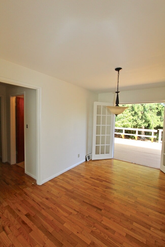 Building Photo - Spacious Wedgewood 3 bed/2 bath with fence...