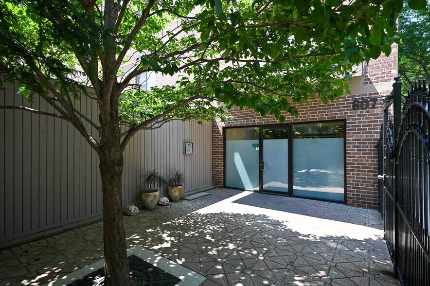 Building Photo - 607 W Wrightwood Ave