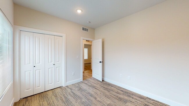 Building Photo - 1119 N Broadview Ln