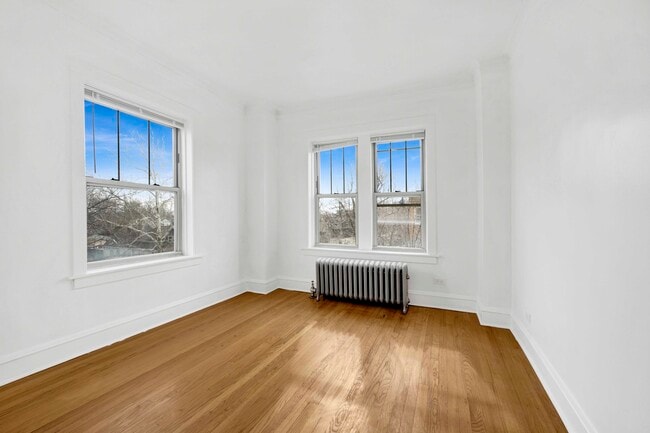 Building Photo - 4742 W Roscoe St