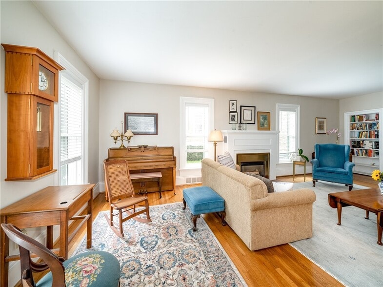 Living room - 164 S Main St