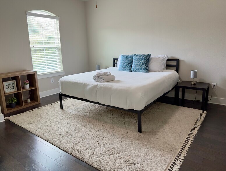 Building Photo - 509 Elmhurst Ave