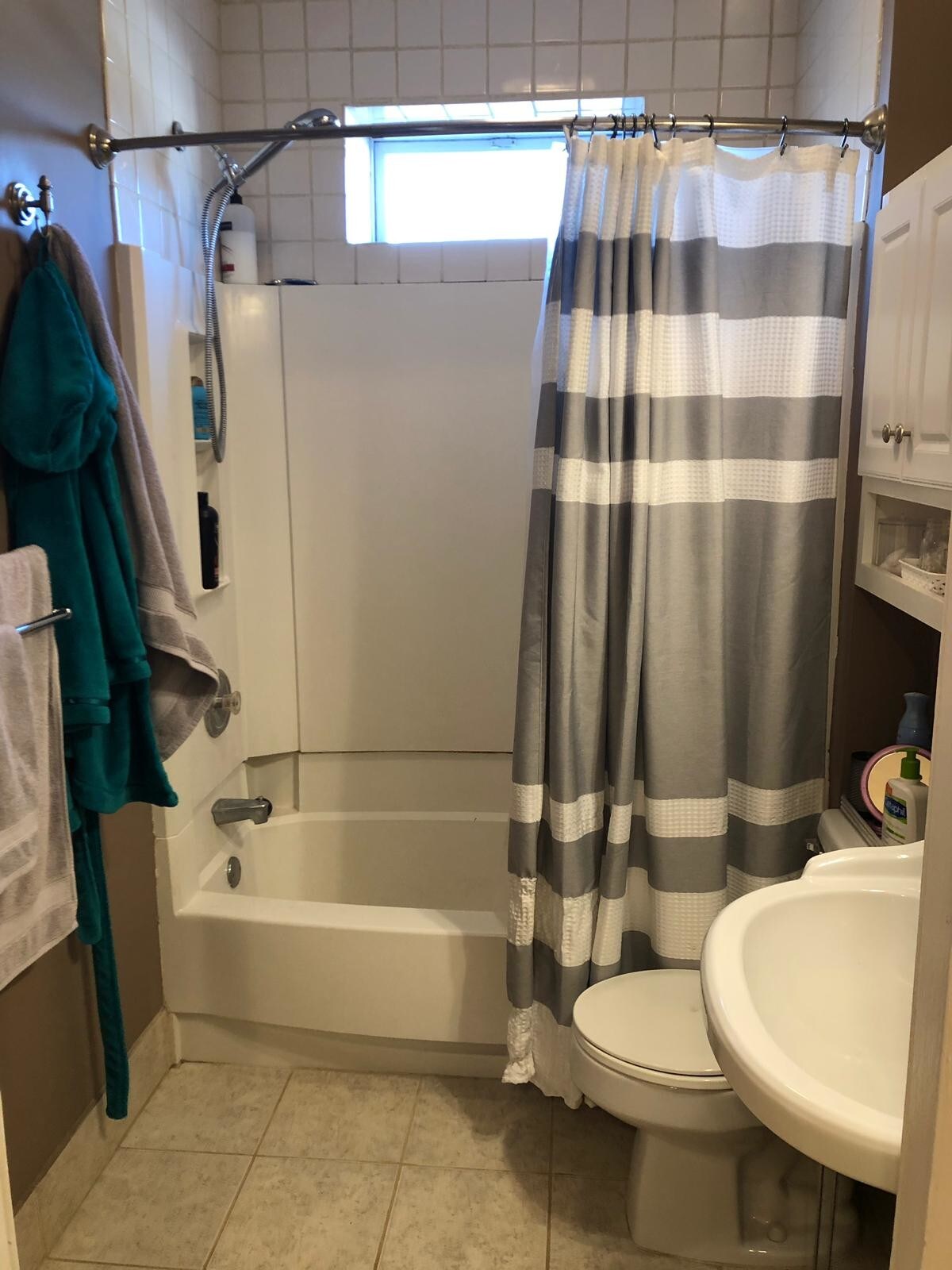 2nd Floor Full Bathroom - 4222 Pechin St