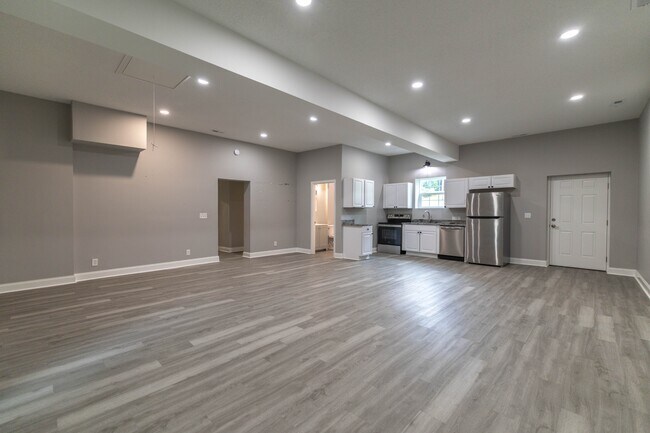 Building Photo - 2208 Sanderson Rd