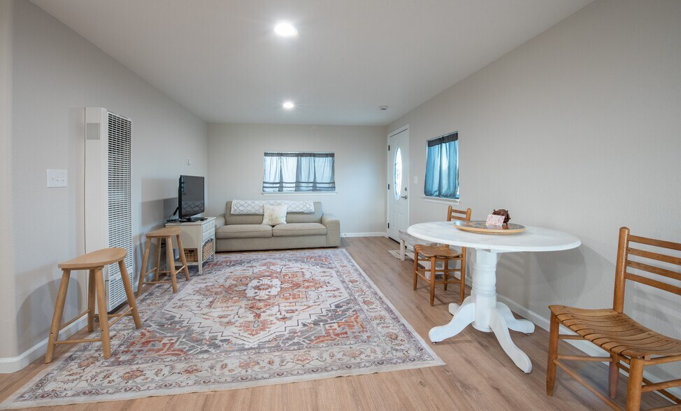 Building Photo - 604 S 8th St