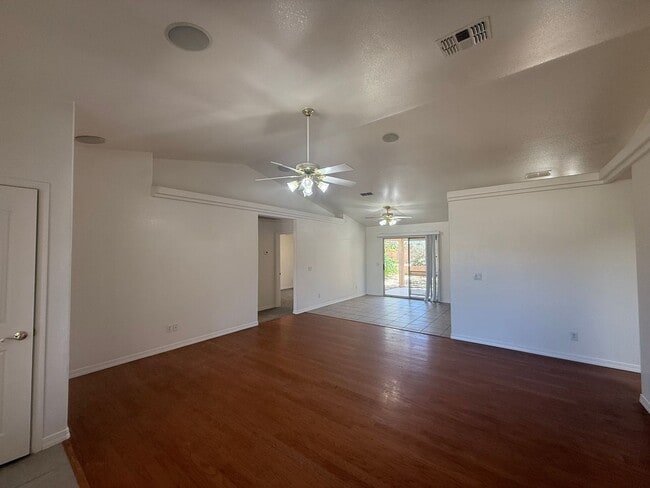 Building Photo - 3 Bedroom 2 Bathroom Home
