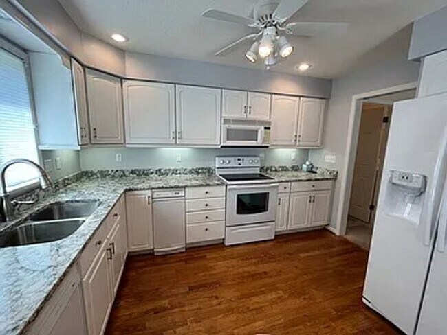 Building Photo - 4-bedroom 3 bath home in Saint joseph