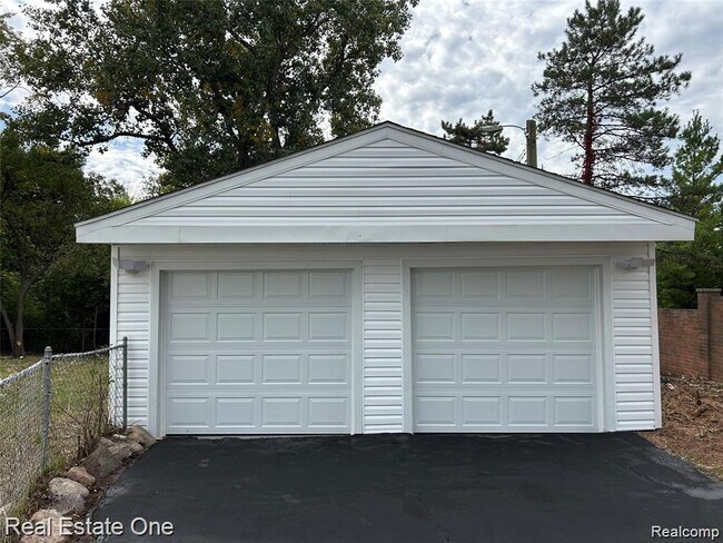 Building Photo - 51275 W Seven Mile Rd