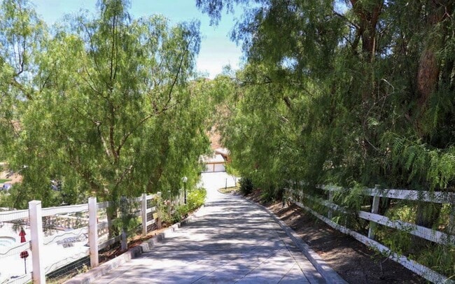 Building Photo - 40 Saddlebow Rd