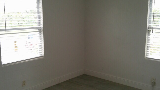 Building Photo - 900 W 9th St