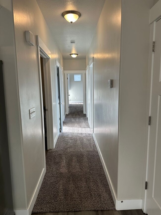 Building Photo - Bright and Modern 3 Bed Condo in Prime Location with Pool & Clubhouse!!